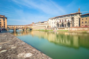 River Arno ve Ponte Vecchio, Floransa, İtalya