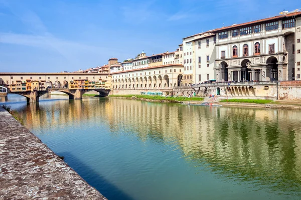 フィレンツェ,イタリアのアルノ川とヴェッキオ橋 — ストック写真