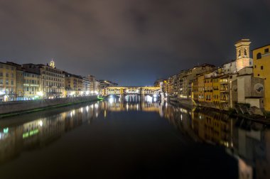 Arno Nehri ve Floransa'daki Ponte Vecchio gece görünümü