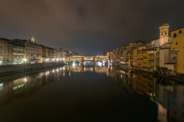Arno Nehri ve Floransa'daki Ponte Vecchio gece görünümü