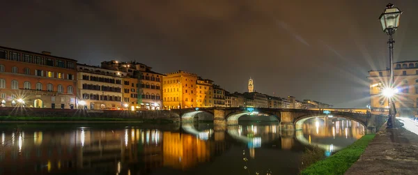 Ποταμό Άρνο και νυχτερινή άποψη γέφυρα Ponte Vecchio της Φλωρεντίας — Φωτογραφία Αρχείου