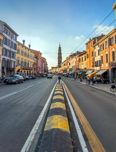 Via principale con negozi e persone a Parma, Italia — Foto Stock