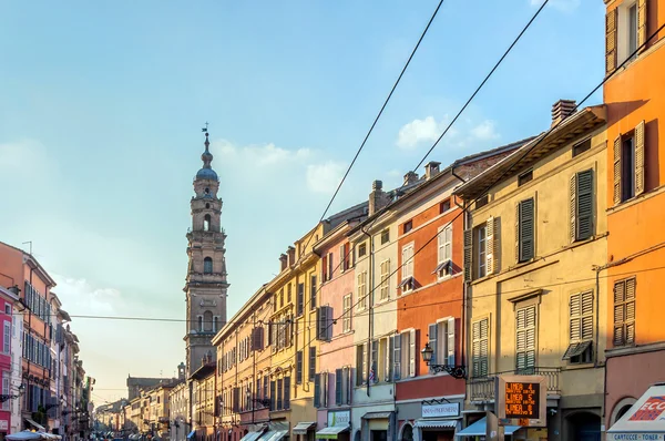 Hlavní ulice s obchody a lidi v Parma, Itálie — Stock fotografie