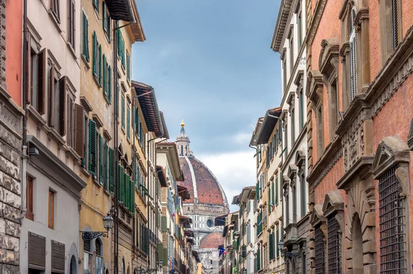 Gadeudsigt med berømte katedral i Firenze, Italien - Stock-foto