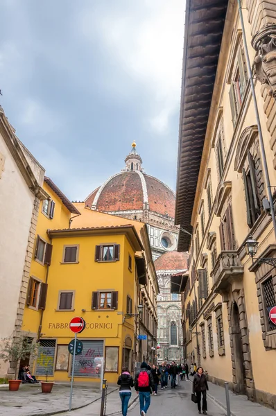 Vista de la calle con la famosa catedral de Florencia, Italia — Foto de Stock