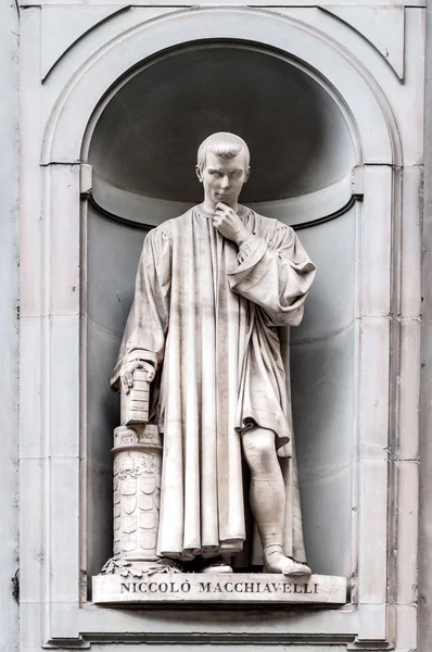 Socha Niccolo Machiavelli v uličce Uffizi ve Florencii, Itálie — Stock fotografie