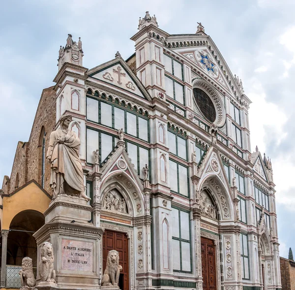 Basilica di Santa Croce met Dante standbeeld in Florence, Italië — Stockfoto