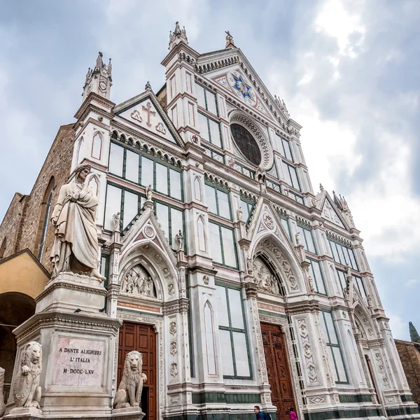 Basilica di Santa Croce con statua di Dante a Firenze — Foto Stock