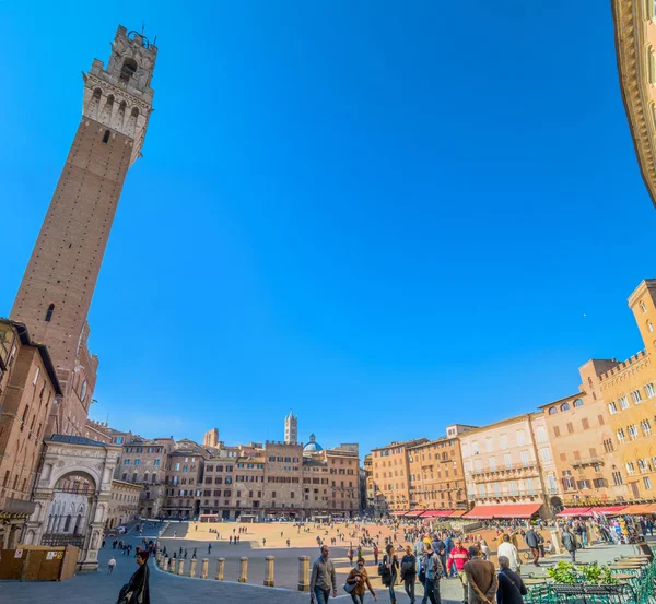 Torget Piazza Campo och Mangia Tower, Siena, Italien — Stockfoto