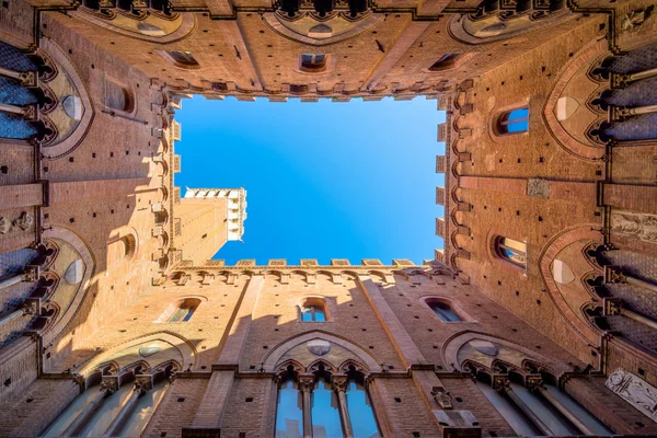 Famosa Torre del Mangia en Siena, Italia —  Fotos de Stock