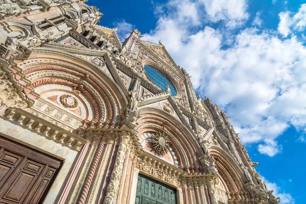 サンタ マリア アスンタ大聖堂でシエナ、イタリア — ストック写真