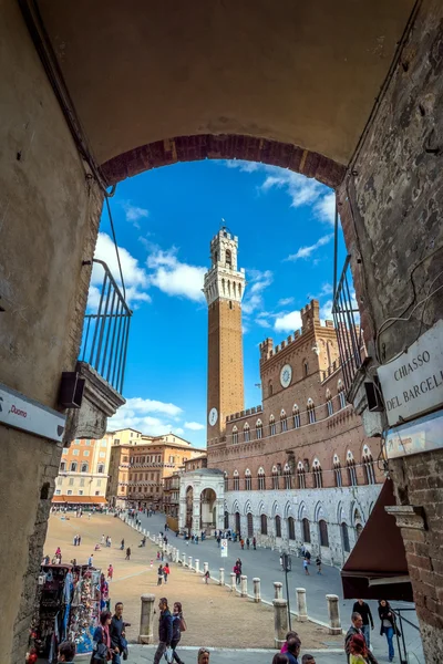 Campo kvadrat med mangia tower, siena, Italien — Stockfoto