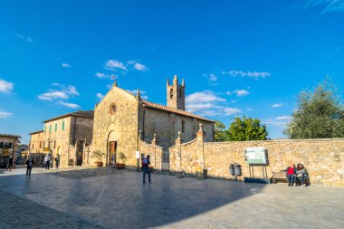 Monteriggioni, Siena ana meydanında