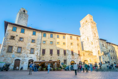 San Gimignano, İtalya için manzarası ile sokak görünümü