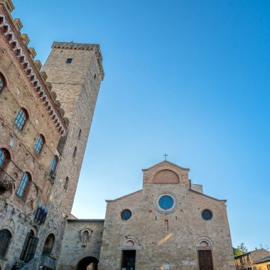 San Gimignano, İtalya için manzarası ile sokak görünümü