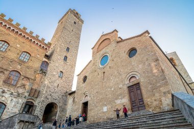 San Gimignano, İtalya için manzarası ile sokak görünümü