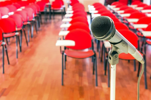 Primer plano del micrófono en la sala de conferencias — Foto de Stock