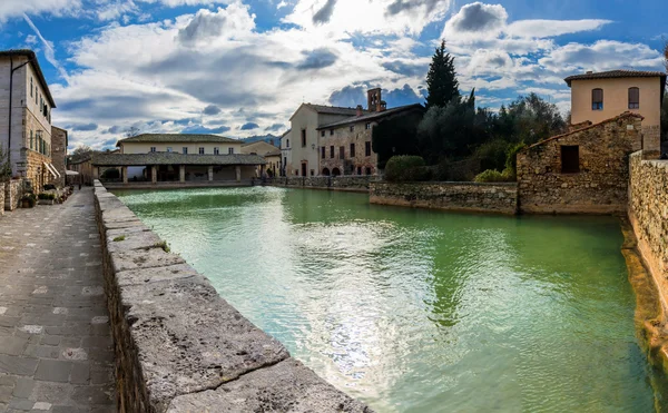 Bagno Vignoni Toskana bölgesindeki ortaçağ köyü — Stok fotoğraf