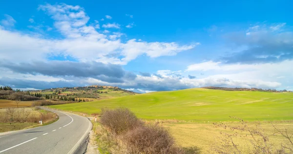 Ειδυλλιακό τοπίο της Τοσκάνης και Pienza στον ορίζοντα, Val dorcia, Ιταλία — Φωτογραφία Αρχείου