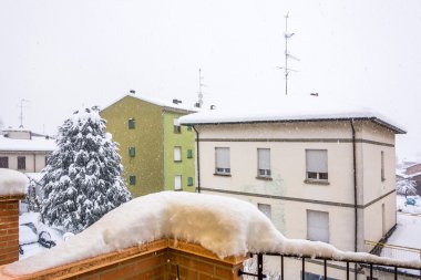 yoğun kar yağışı sırasında kış kentsel ayrıntı