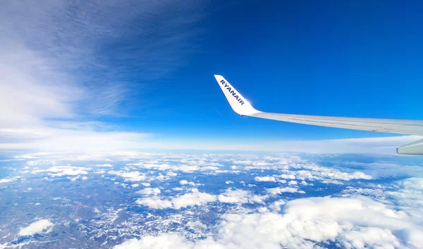 Tragfläche und Luftaufnahme des Ryanair-Flugzeugs von Italien — Stockfoto