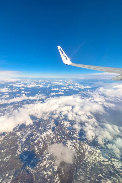 Avión de Ryanair ala y vista aérea de Italia — Foto de Stock