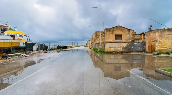 Vista de rua com reflexão em Marsala, Itália — Fotografia de Stock