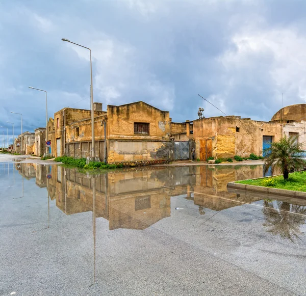 Ulica widok z odbicia w Marsala, Włochy — Zdjęcie stockowe