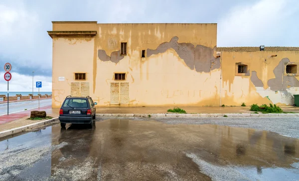 Ulica widok z odbicia w Marsala, Włochy — Zdjęcie stockowe