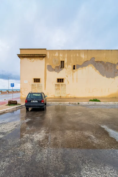 Vista de la calle con reflexión en Marsala, Italia — Foto de Stock
