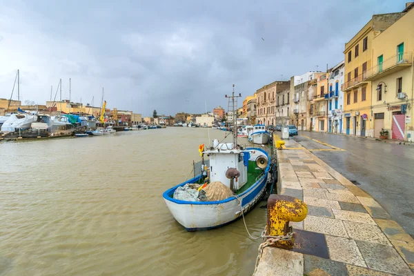 Vissersboten en kanaal in Mazara del Vallo, Sicilië — Stockfoto