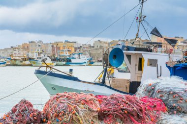 liman, tekneler ve waterfront Trapani, Sicilya