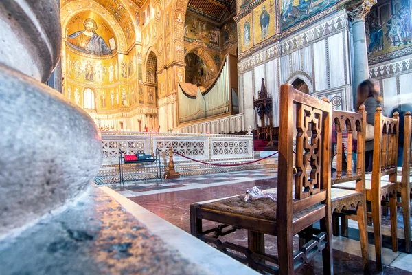 Sisänäkymä Monrealen katedraaliin — kuvapankkivalokuva