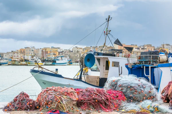Puerto, barcos y muelles en Trapani, Sicilia — Foto de Stock