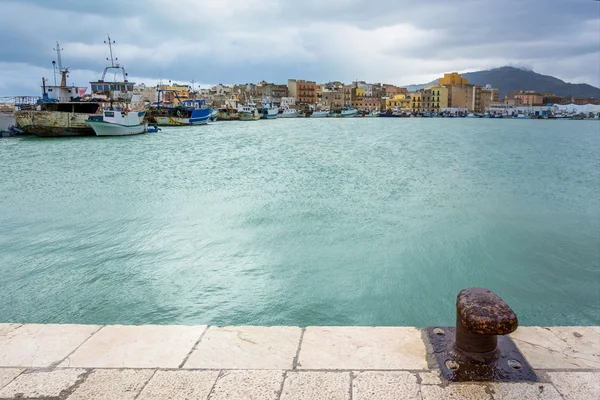 Haven en waterfront in Trapani, Sicilië — Stockfoto