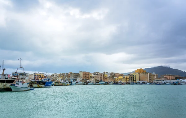 Kikötő és a vízparton, Trapani, Szicília — Stock Fotó