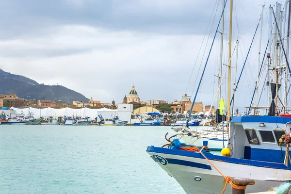 Haven en waterfront in Trapani, Sicilië — Stockfoto