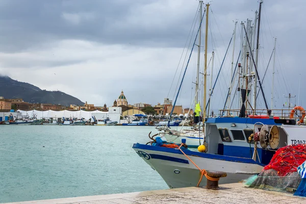 Puerto y paseo marítimo en Trapani, Sicilia — Foto de Stock