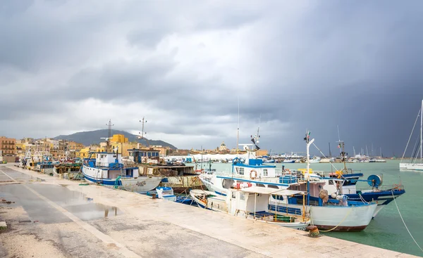 Port et front de mer à Trapani, Sicile — Photo