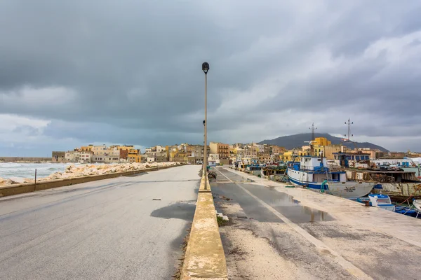 Puerto y paseo marítimo en Trapani, Sicilia — Foto de Stock