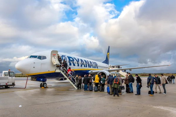 Passagiere steigen in Ryanair-Flugzeug ein — Stockfoto
