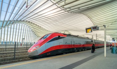 Yüksek hızlı tren ve istasyonu Reggio Emilia, İtalya
