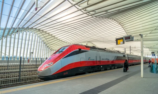 Hochgeschwindigkeitszug und Bahnhof in reggio emilia, italien — Stockfoto