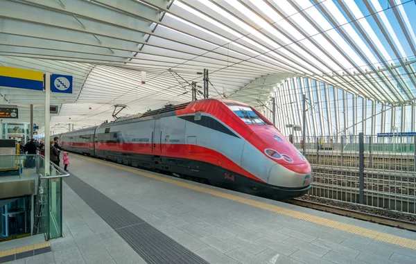 Hochgeschwindigkeitszug und Bahnhof in reggio emilia, italien — Stockfoto