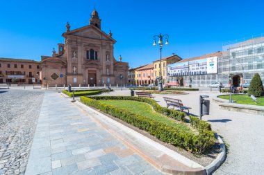 Kilise ve ana kare Novellara, İtalya