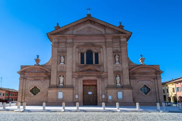 Iglesia y plaza principal en Novellara, Italia — Foto de Stock