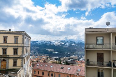 Potenza, İtalya'nın panoramik gün görünümü