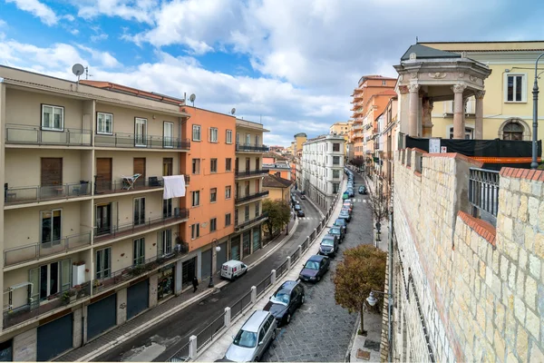 Centru města ulice pohled v Potenza, Itálie — Stock fotografie