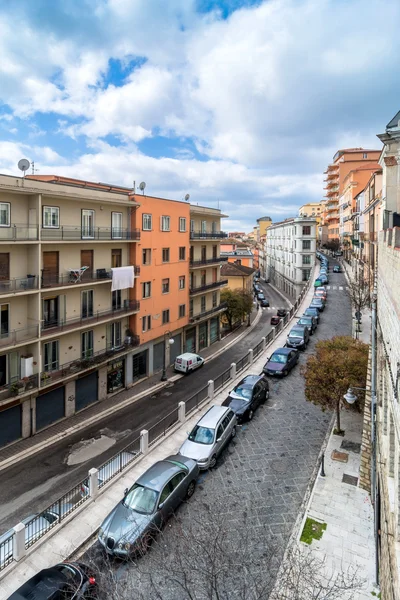 Centru města ulice pohled v Potenza, Itálie — Stock fotografie