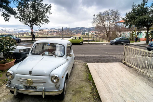 Vue sur la rue du centre-ville et vieille voiture dans Potenza — Photo
